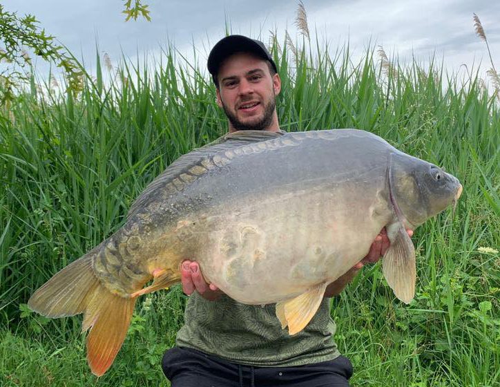 small exclusive carp lakes in France